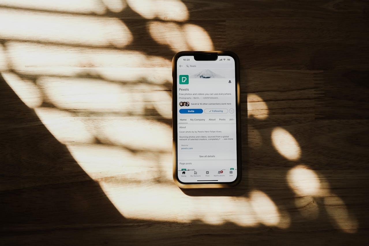 Смартфон с открытым чатом нейросети на экране